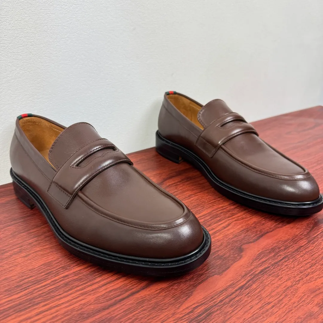 Batch 980 Gucci/Gucci new men's solid color leather loafers! These elegant loafers are crafted from soft glossy cowhide and are available in two styles. The upper is decorated with genuine leather buckles, adding low-key and unique logo pattern elements. Simple style design. Classic European and American last style. Standard style. Red and green webbing decoration on the heel embellishes brand style details. Select high-quality leather, look at the details for textured workmanship, dyed calfskin lining, uniform and delicate pores, soft and comfortable. Thickened leather outsole, composite rubber bottom sheet at the heel, excellent foot comfort, wear-resistant and non-slip, the first choice for light luxury, versatile for footwear, and comes with a full set of packaging! Size: 39-40-41-42-43-44 leather shoe size (38.45.46 can be customized) Item number: 812168 Leather surface coffee color